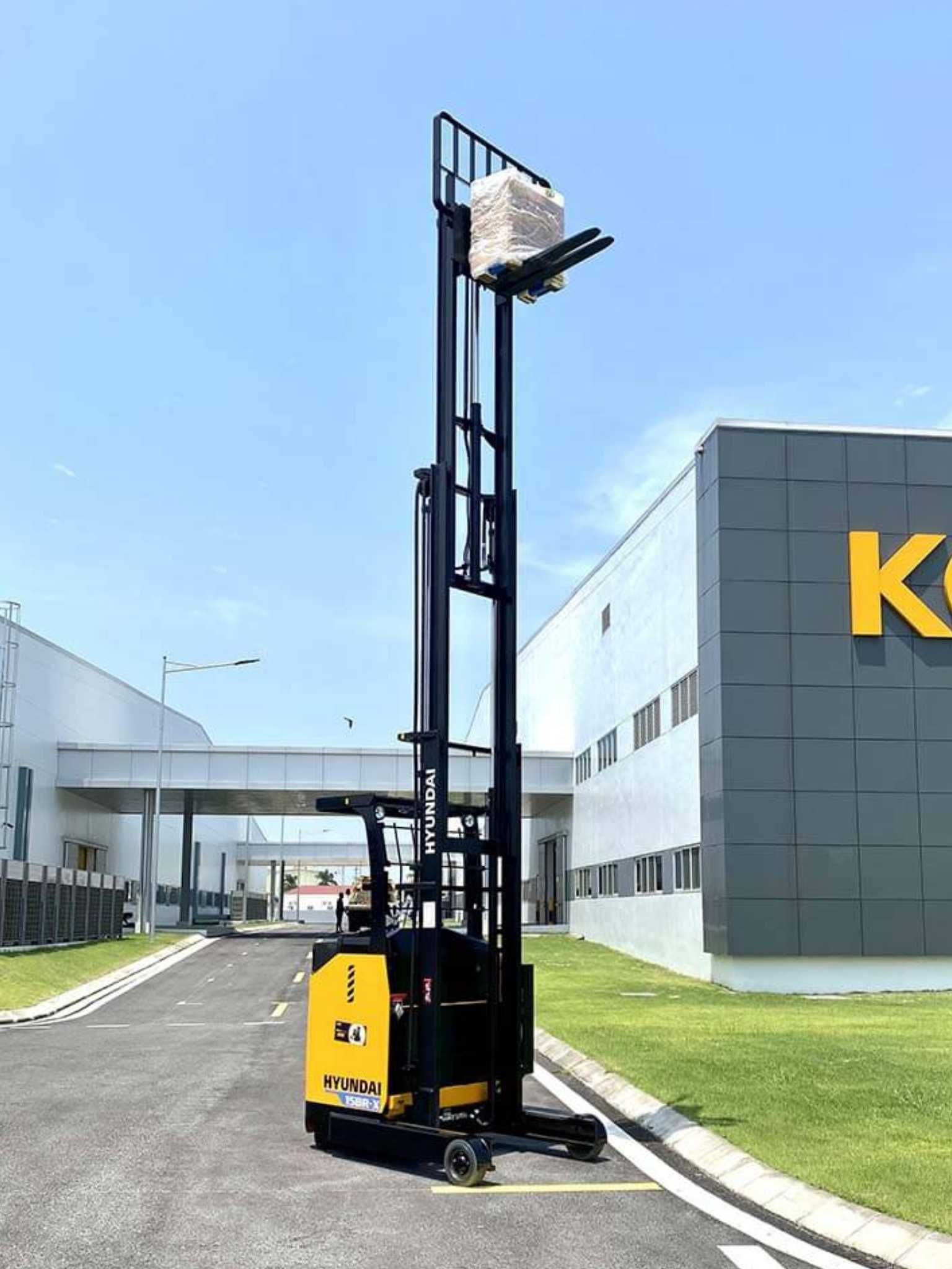 Xe nâng Reachtruck Hyundai tải trong 1.8 tấn cho thuê tại Hải Phòng