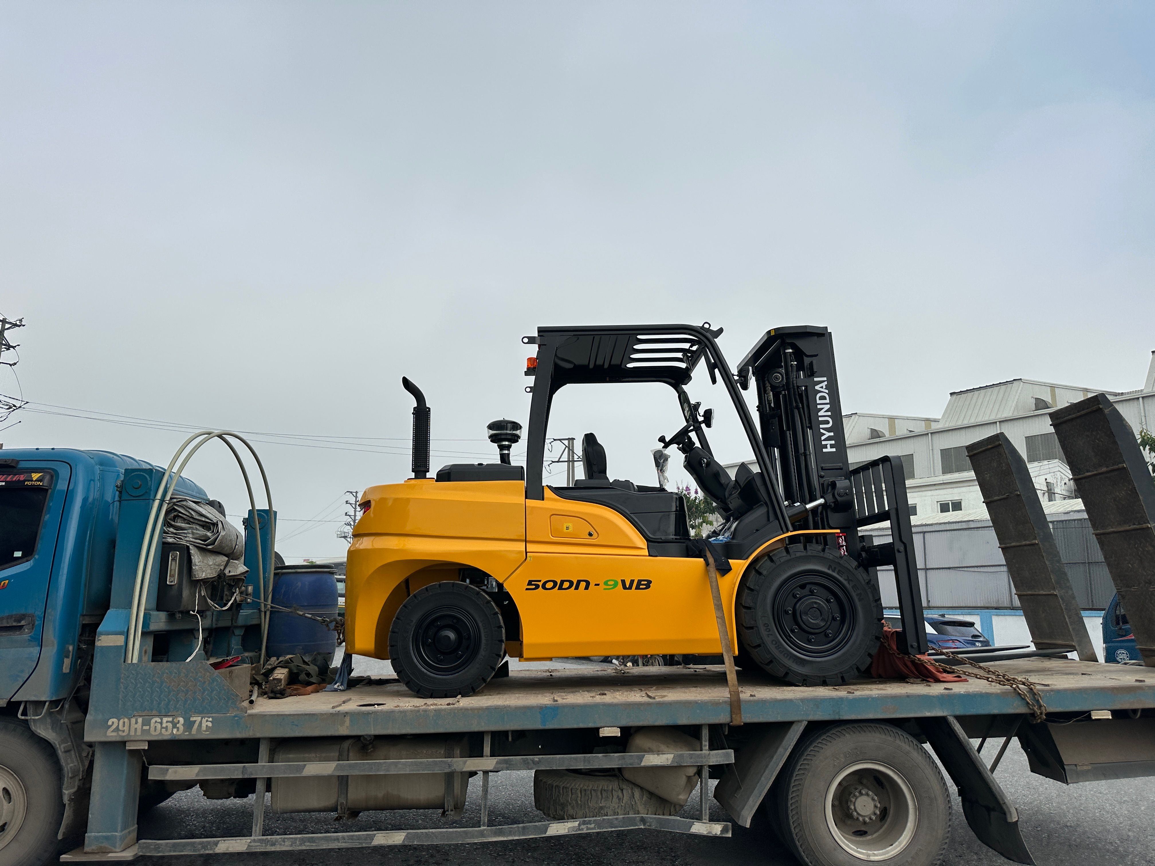 Hình ảnh bàn giao xe nâng 50DN-9VB cho khách hàng tại Thái Bình
