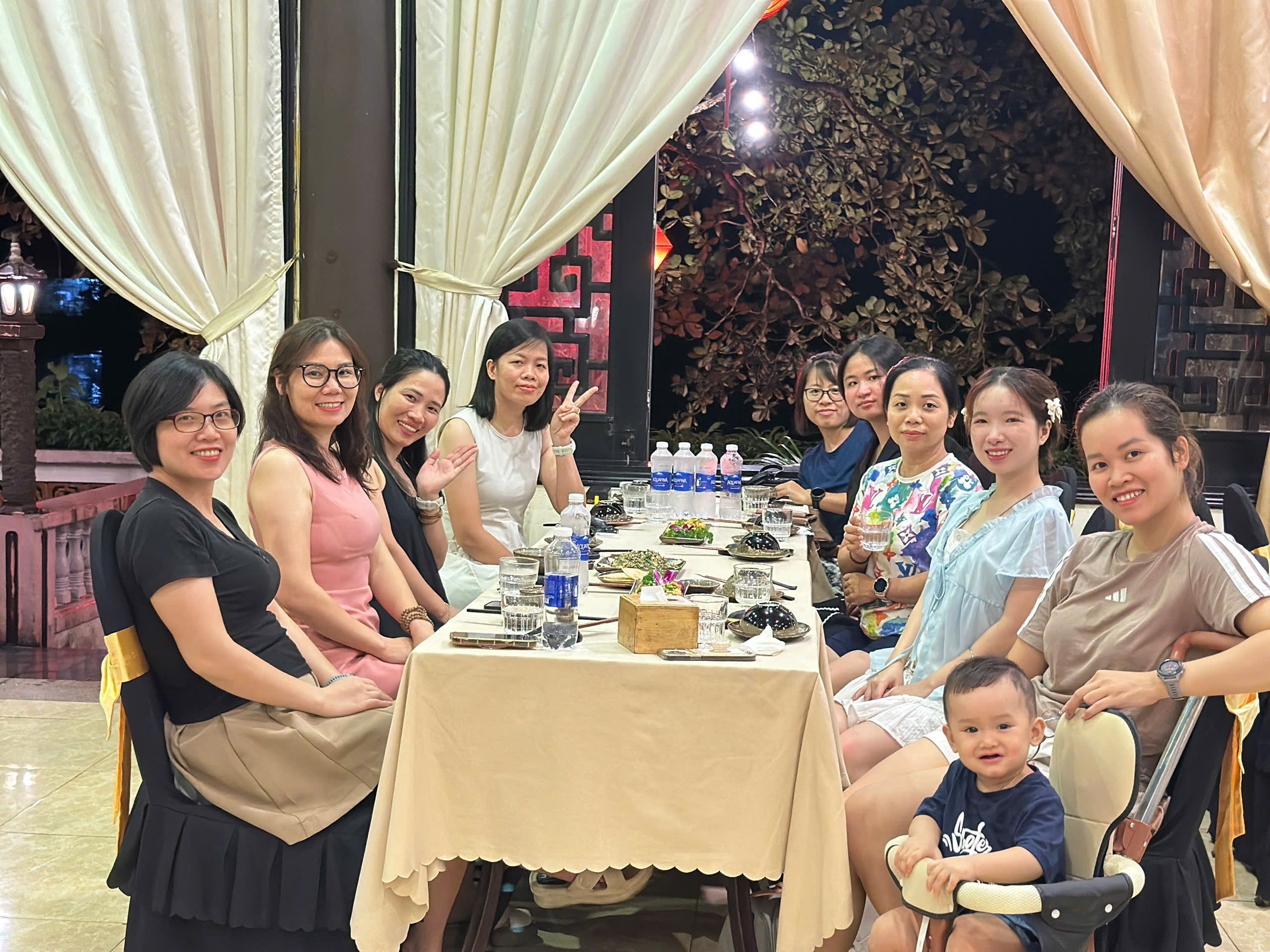 NLP168 cùng nhau ăn uống tại nhà hàng Vĩ Dạ Xưa Huế