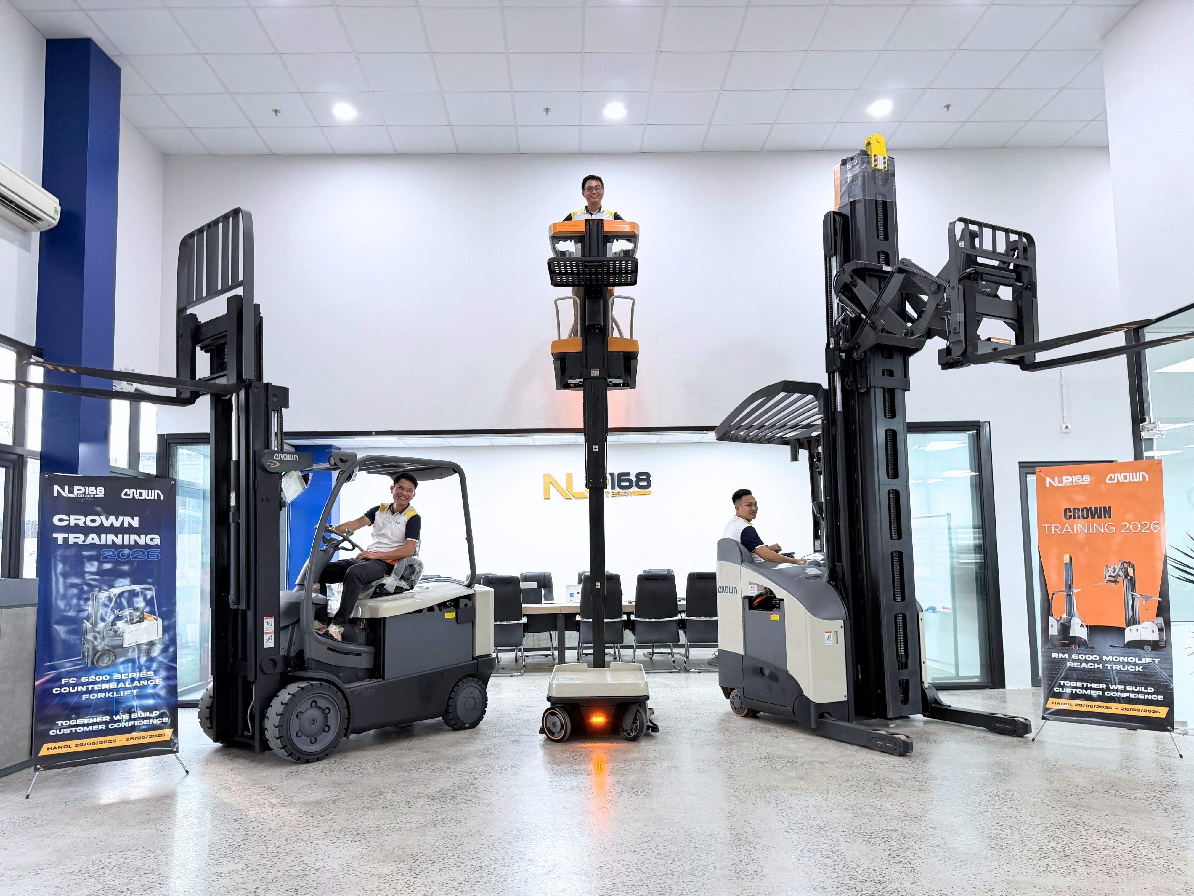 Các dòng xe nâng tiêu biểu của Crown: RMD, FC, WAV