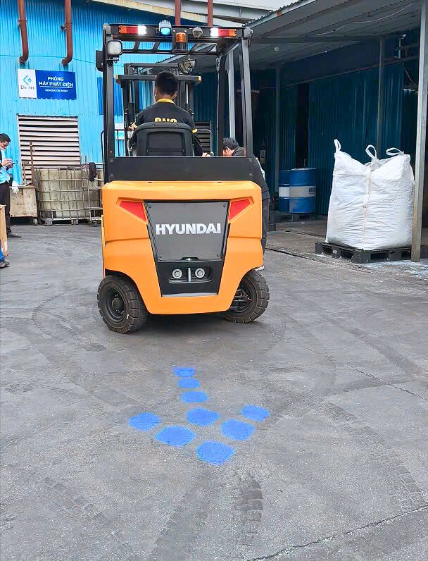 Bàn giao xe nâng điện 25BE-X lắp đặt đèn chiếu điểm