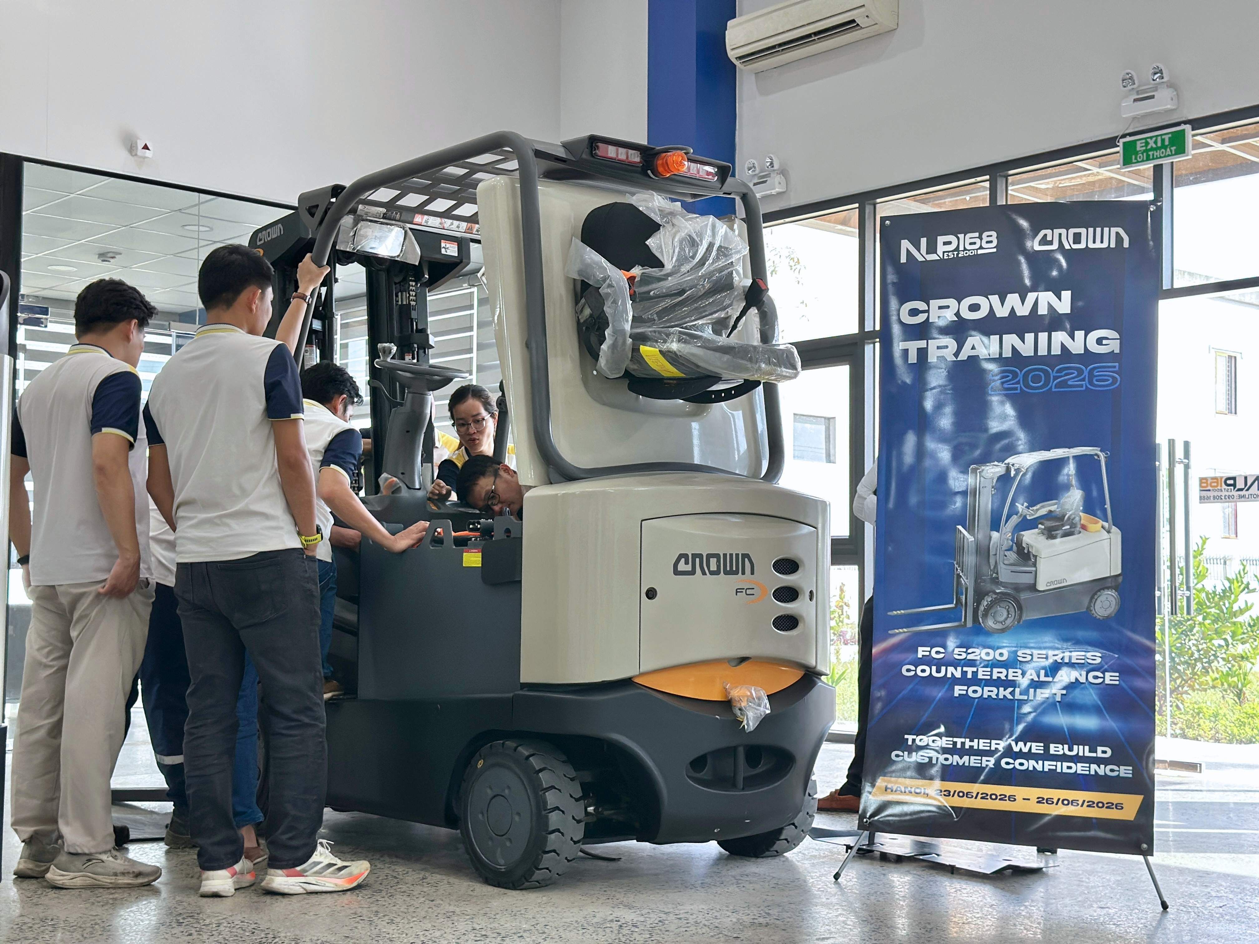 NLP168 học tập xe nâng điện Crown FC