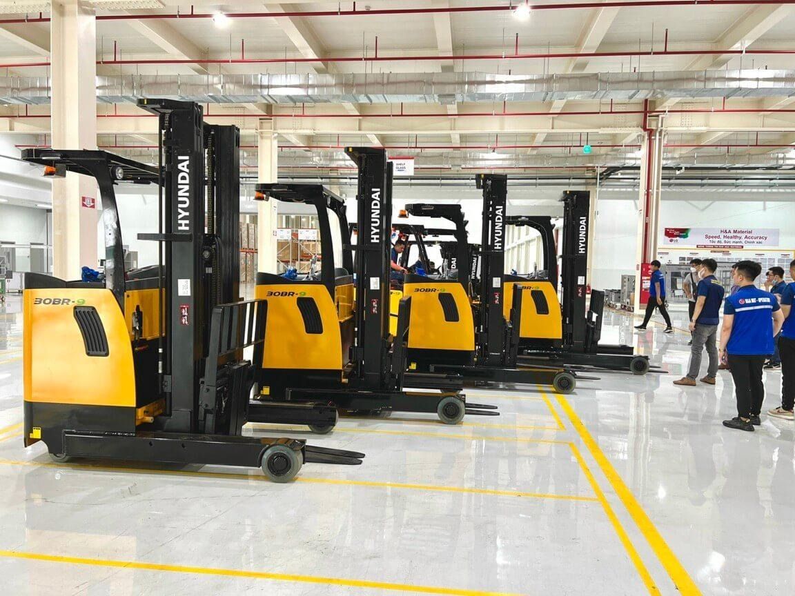 Bàn giao 4 xe nâng điện đứng lái 30BR-9 cho LGE