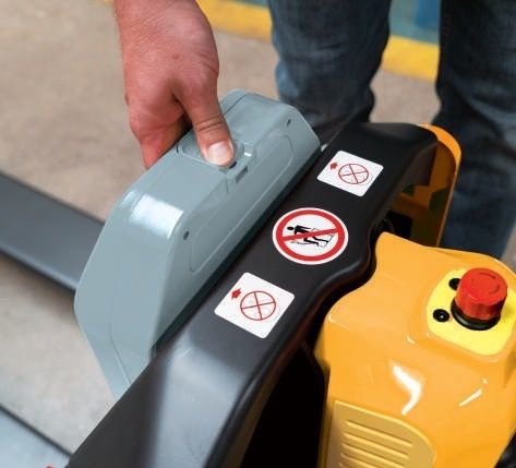 Bình Lithium trên xe nâng tay 2 tấn Hyundai 20EP-XB