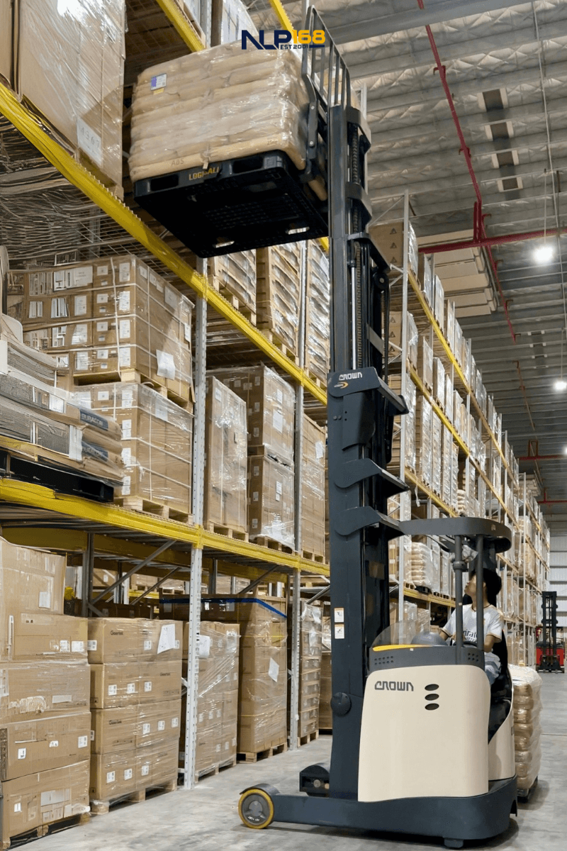 Xe nâng Reachtruck Crown hoạt động trong kho logistics