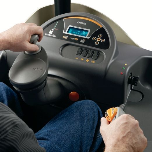 Khoang vận hành Reachtruck Crown RR