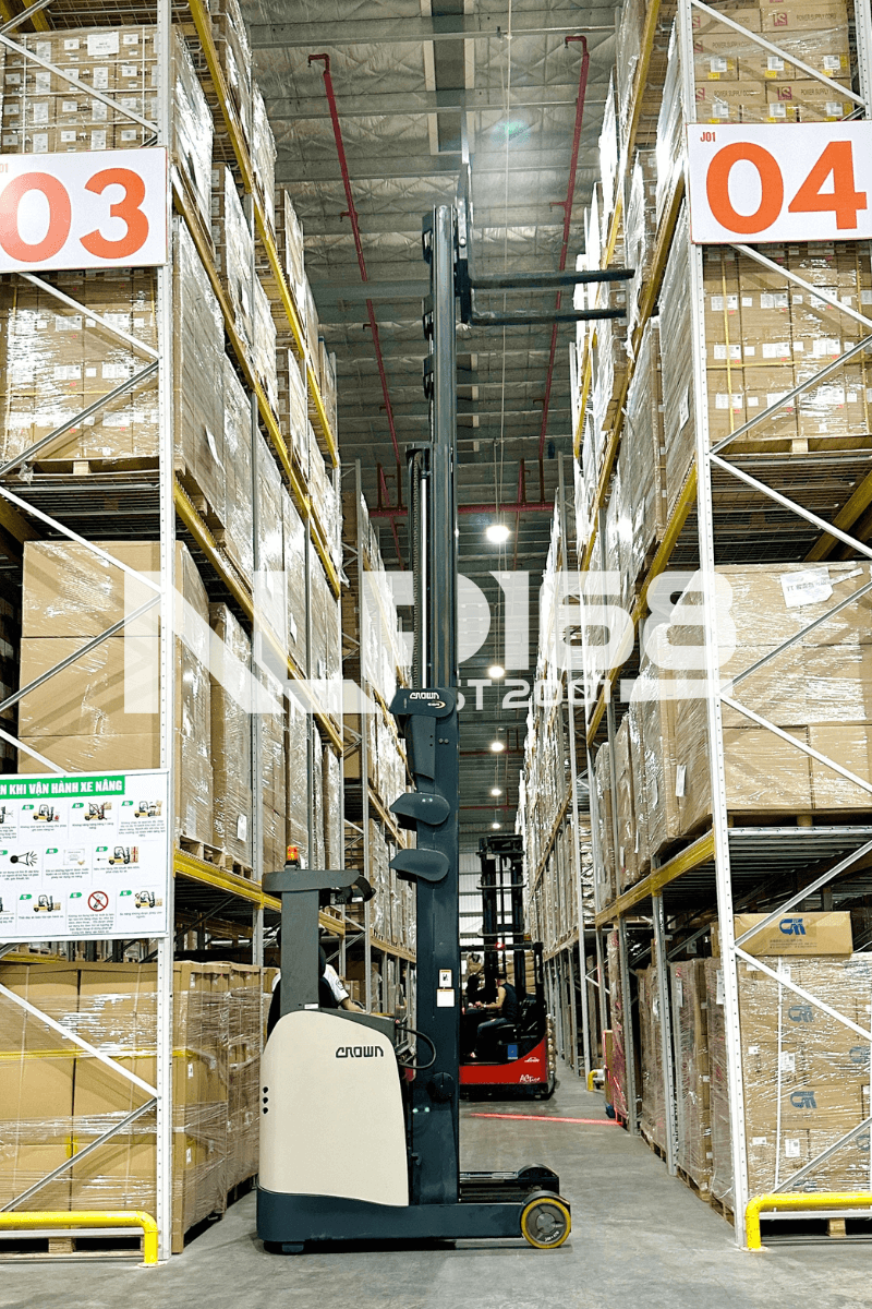 Xe nâng Reachtruck Crown hoạt động trong kho logistics