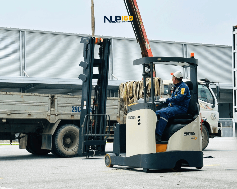 Bàn giao xe nâng Reachtruck Crown