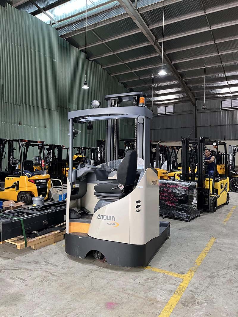 Xe nâng Reach Truck Crown cũ ESR.jpg