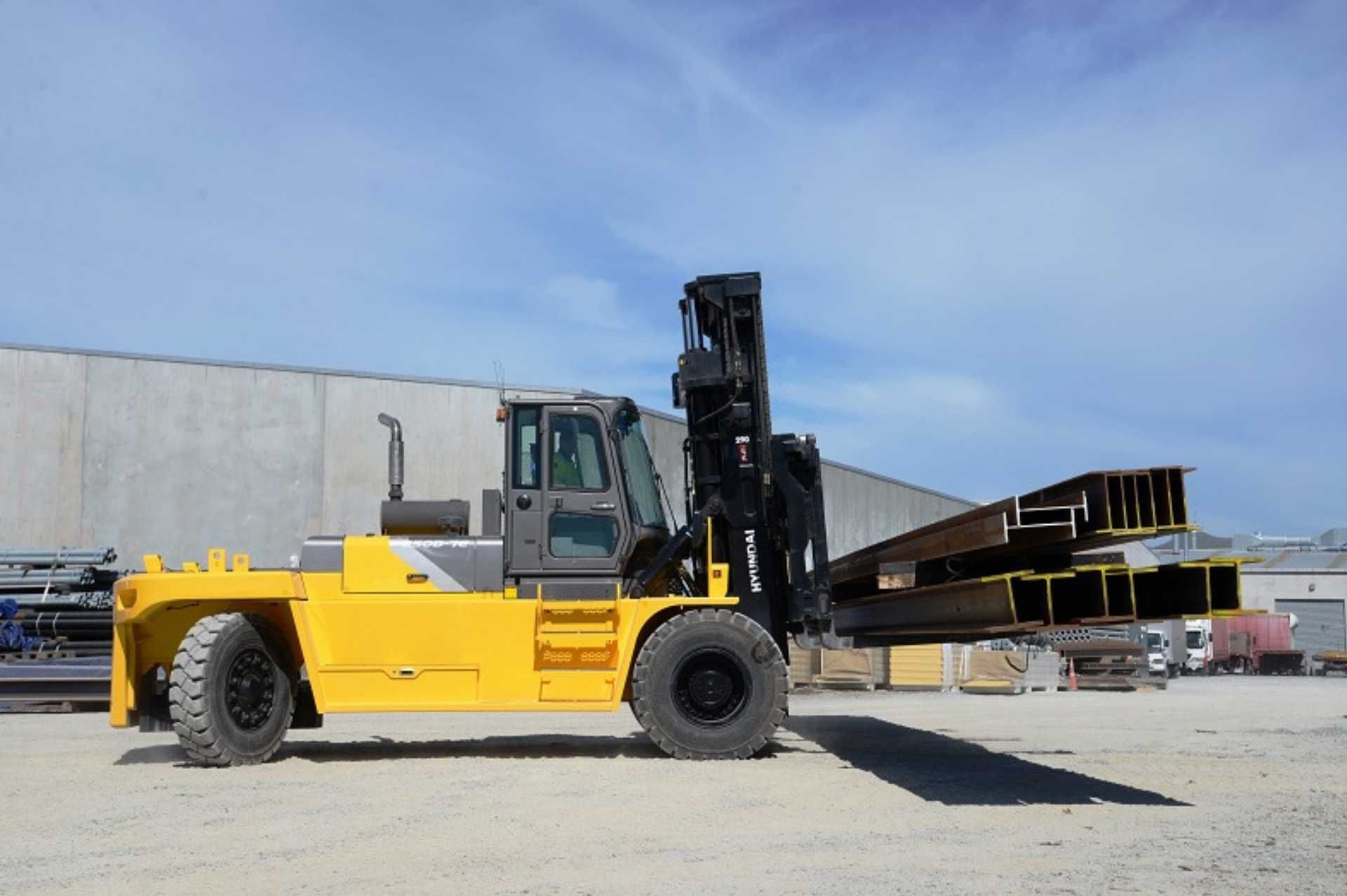 Xe nâng dầu 25 tấn tại cảng.jpg