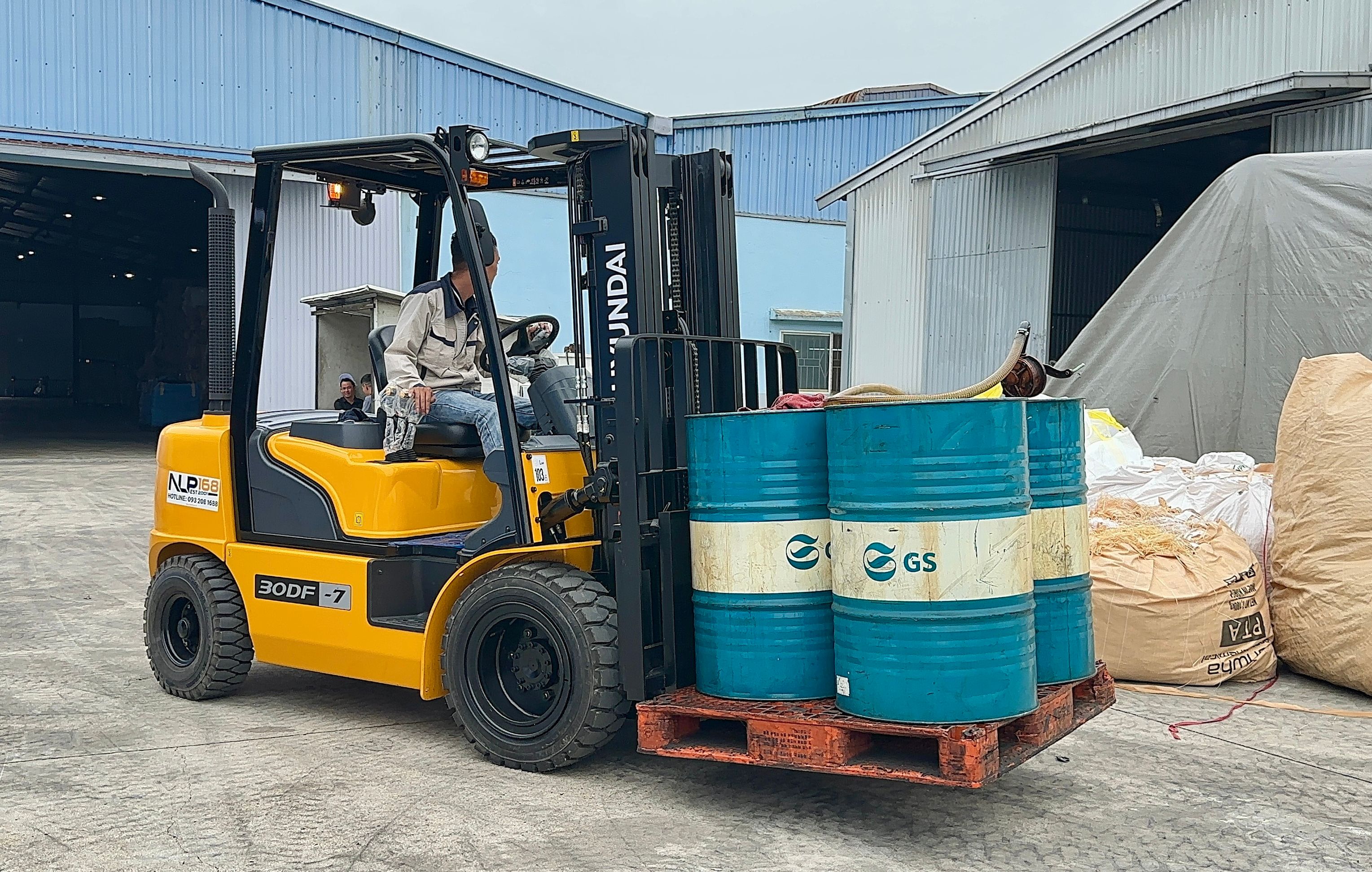 Xe nâng dầu 3 tấn Hyundai chính hãng