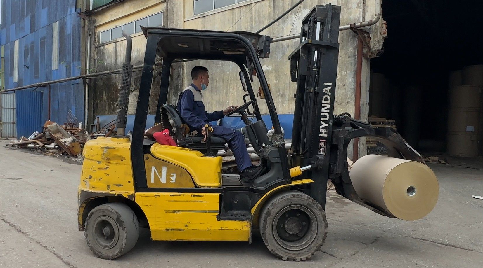 Xe nâng dầu cũ lắp kẹp giấy tròn xoay