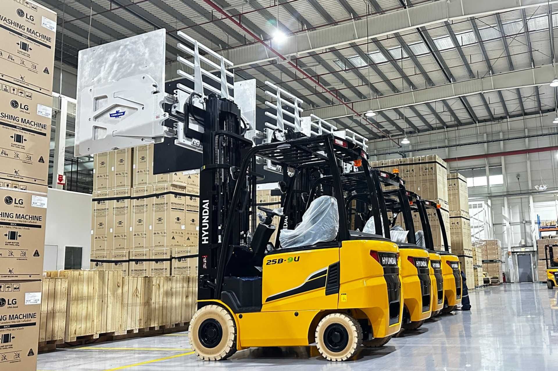 Xe nâng điện 2.5 tấn lắp kẹp carton cho thuê.jpg