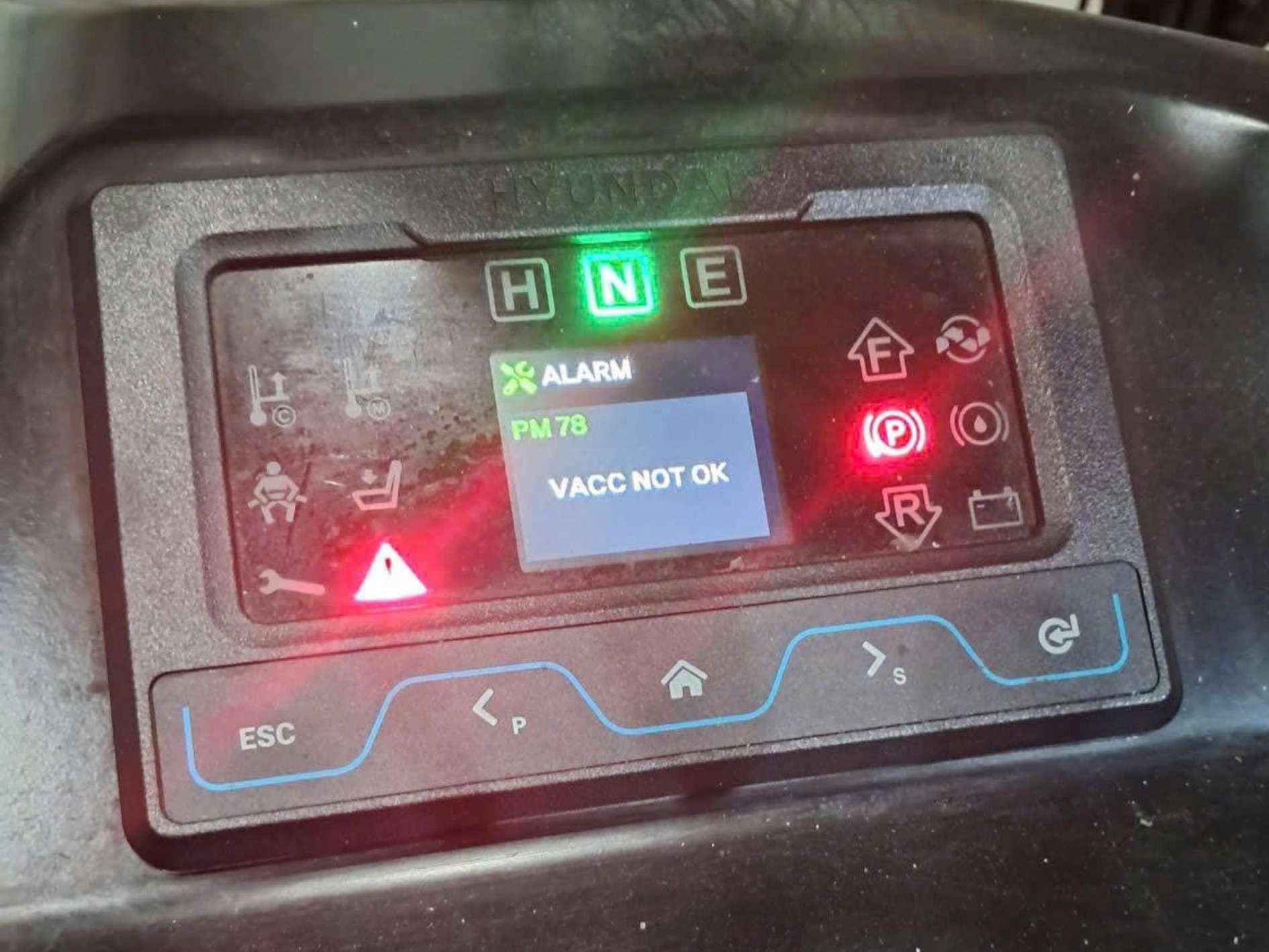 Xe nâng điện Hyundai báo lỗi.jpg