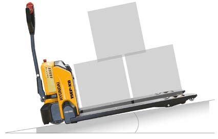 Xe nâng tay 2 tấn Hyundai dừng trên dốc