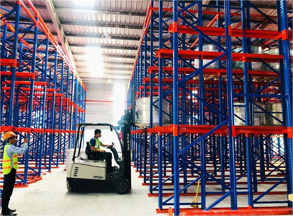 Xe nâng điện Crown trong giá kệ Drive-in