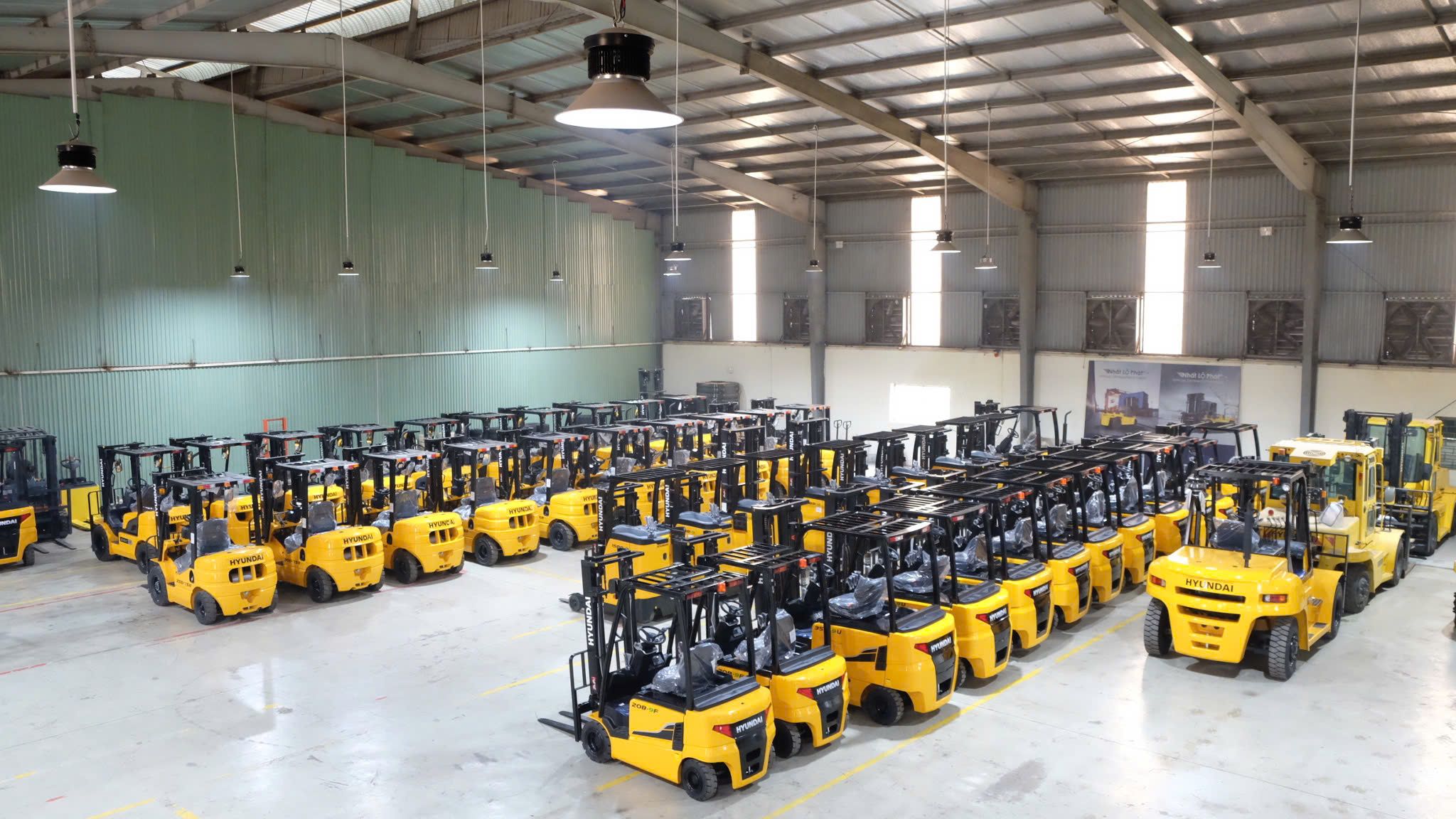 Kho hàng và xe nâng Huyndai của doanh nghiệp