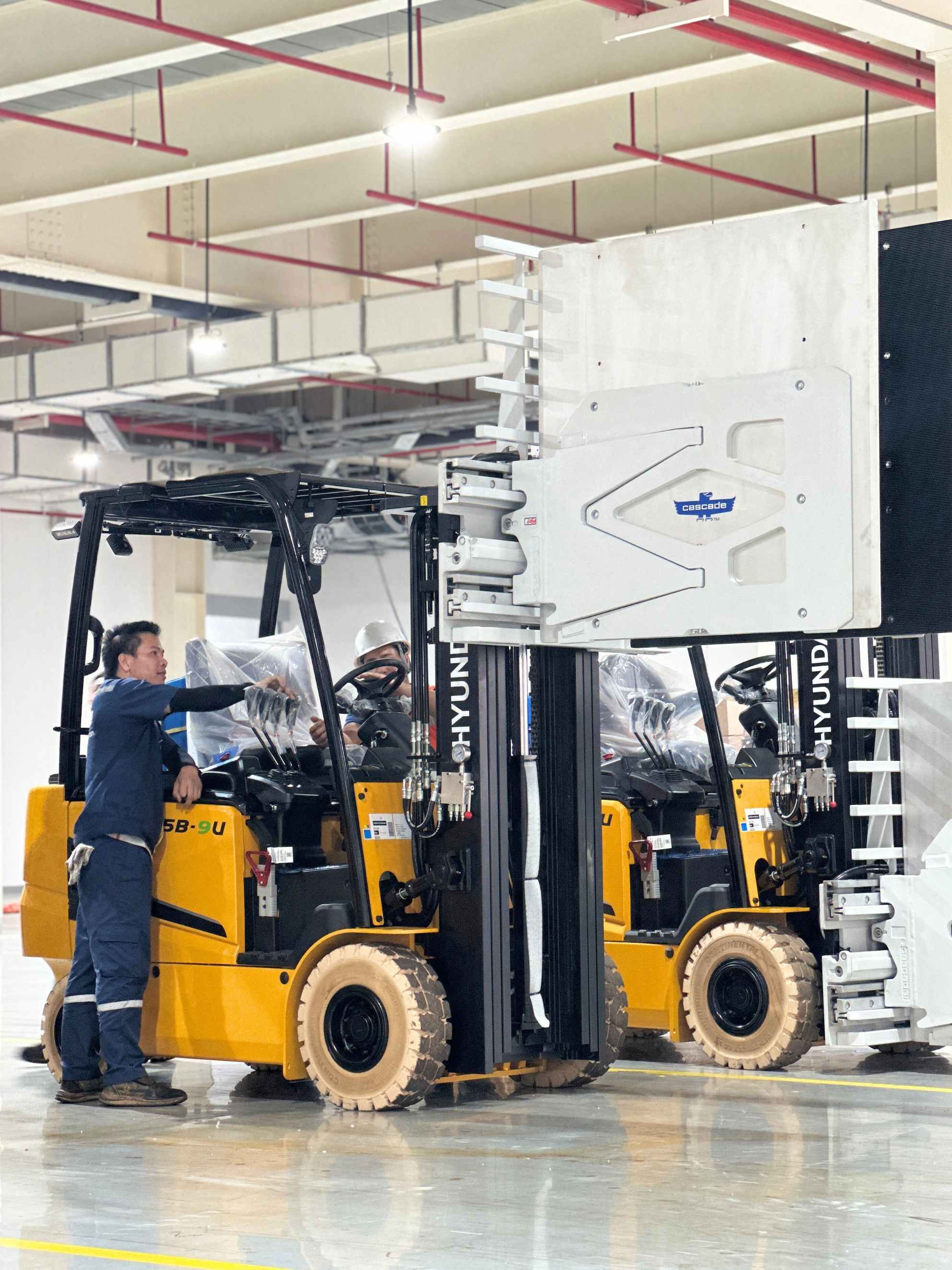 bảo dưỡng và sửa chữa xe nâng Hyundai trong nhà xưởng.jpg