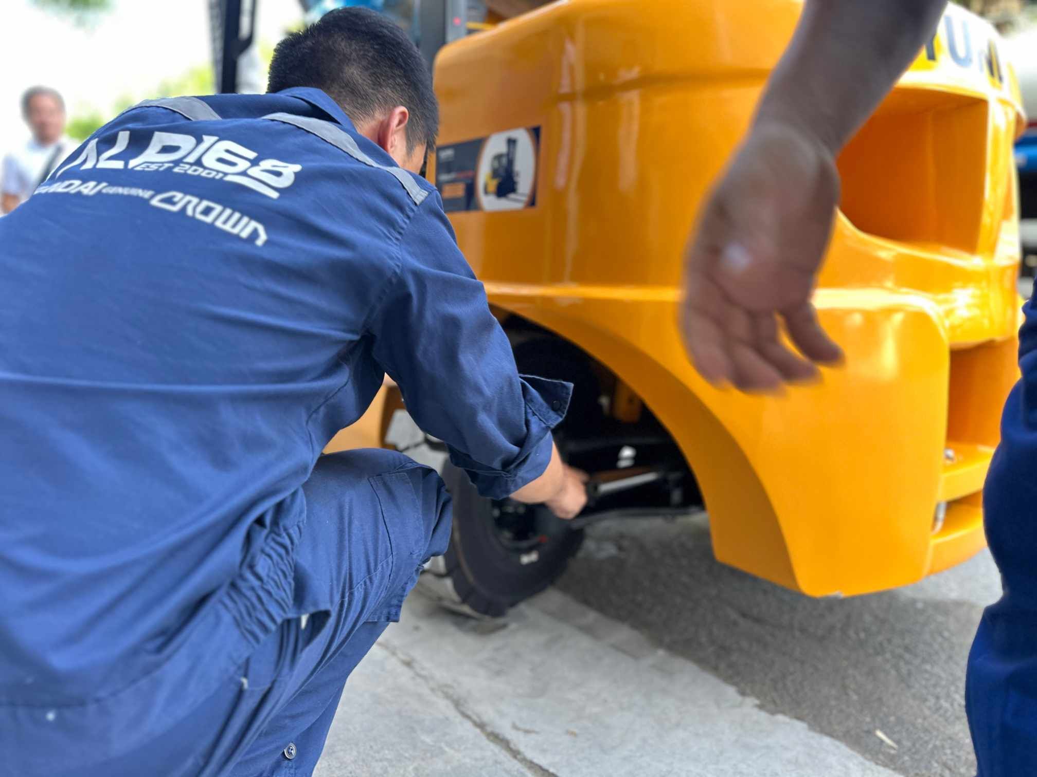 đội ngũ kỹ thuật viên thực hiện bảo dưỡng xe nâng Hyundai