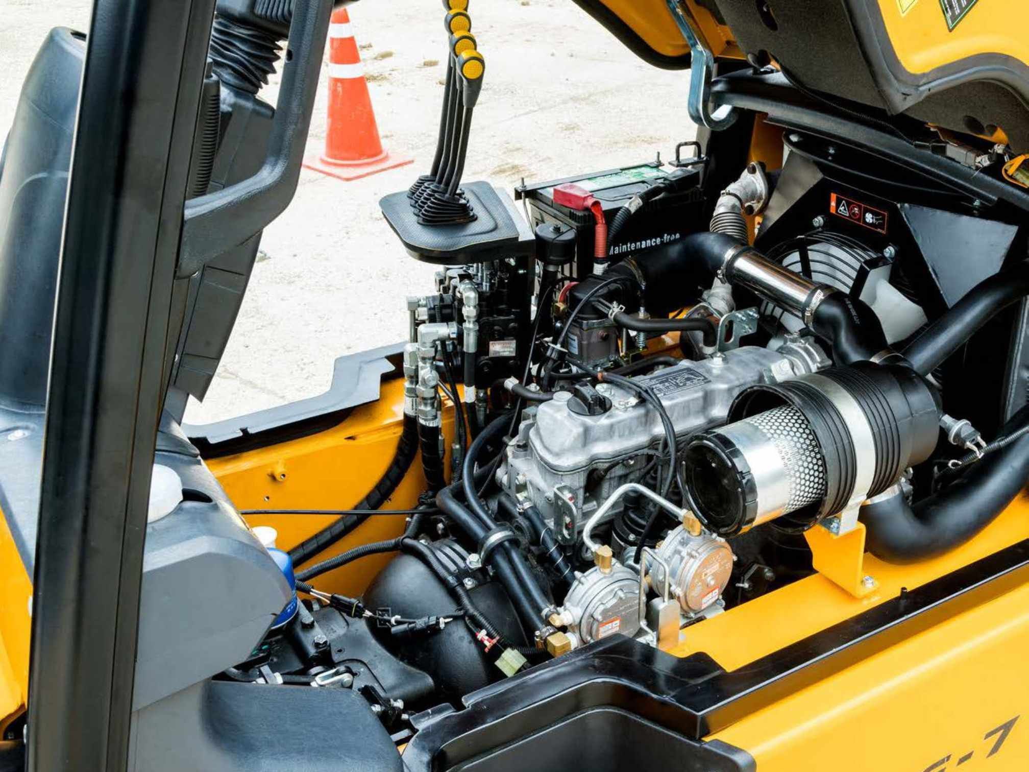 kiểm tra động cơ và hệ thống kỹ thuật của xe nâng Hyundai