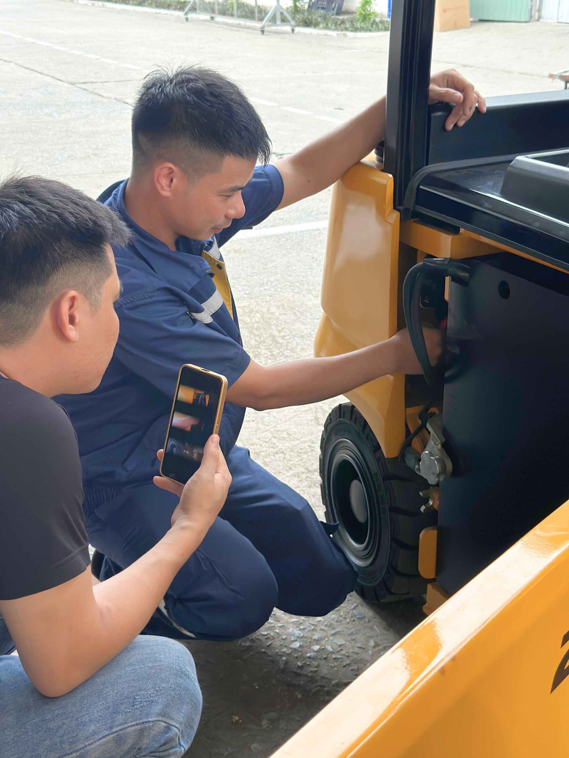 ky-thuat-vien-sua-xe-nang-hyundai.jpg