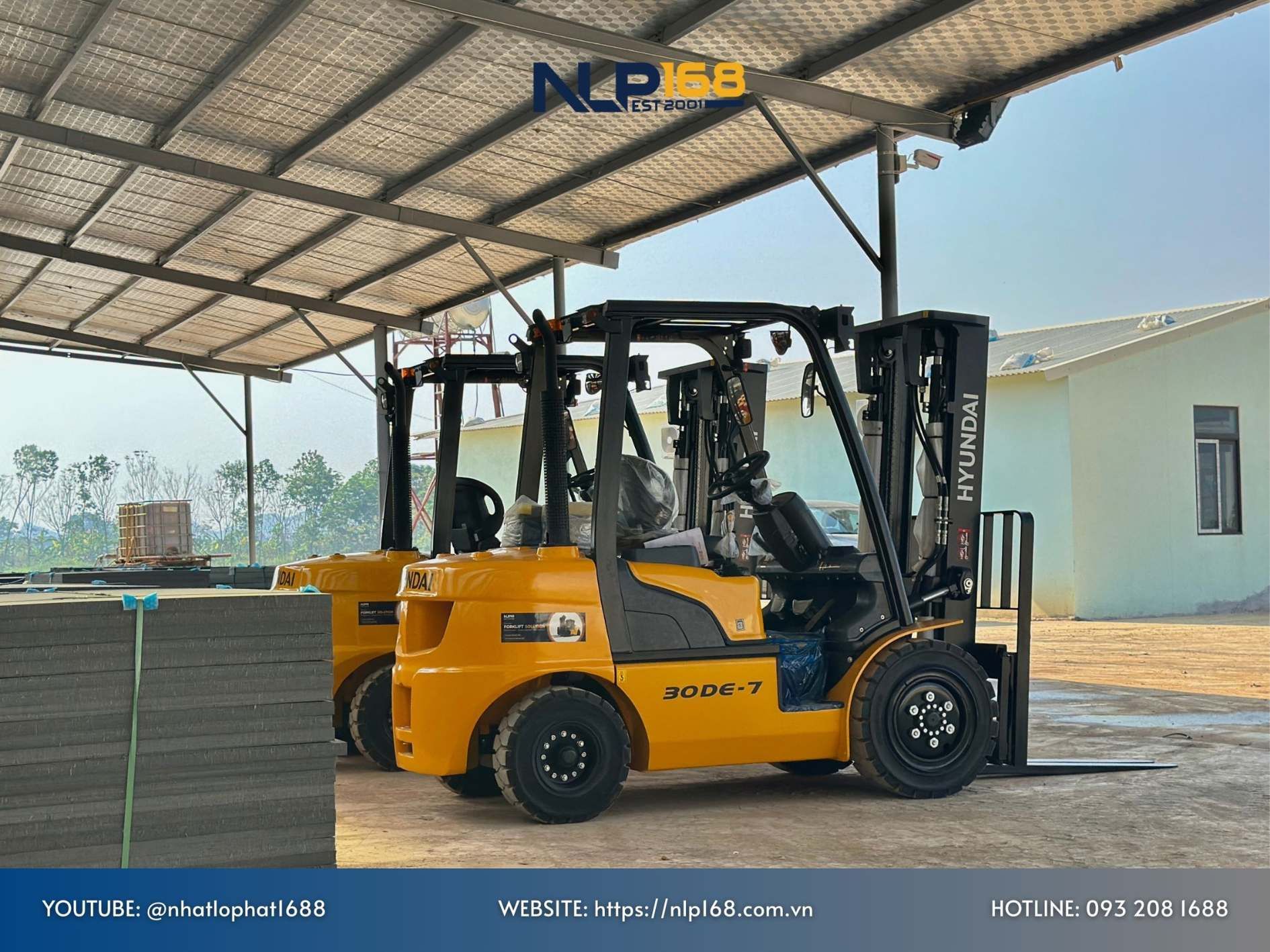 xe nâng dầu 3 tấn 30DE-7 hoạt động trong nhà máy gạch.jpg