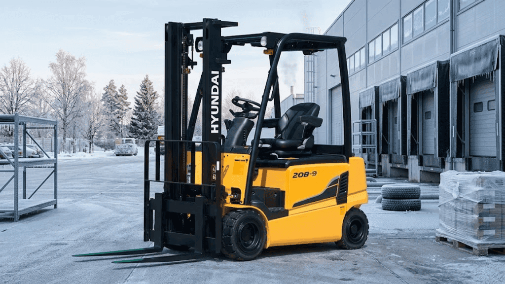 xe nâng hyundai trong kho lạnh.png