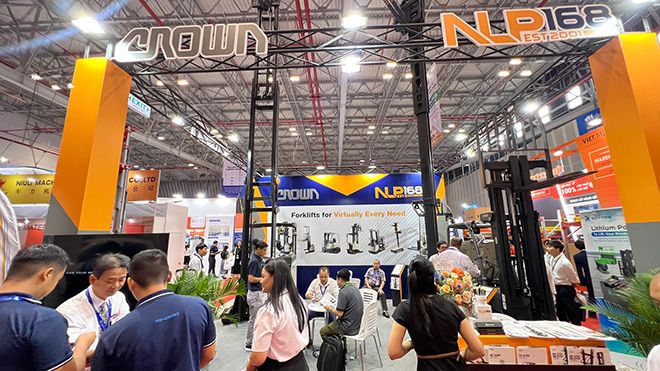 Xe nâng điện Crown tại triển lãm VILOG 2024