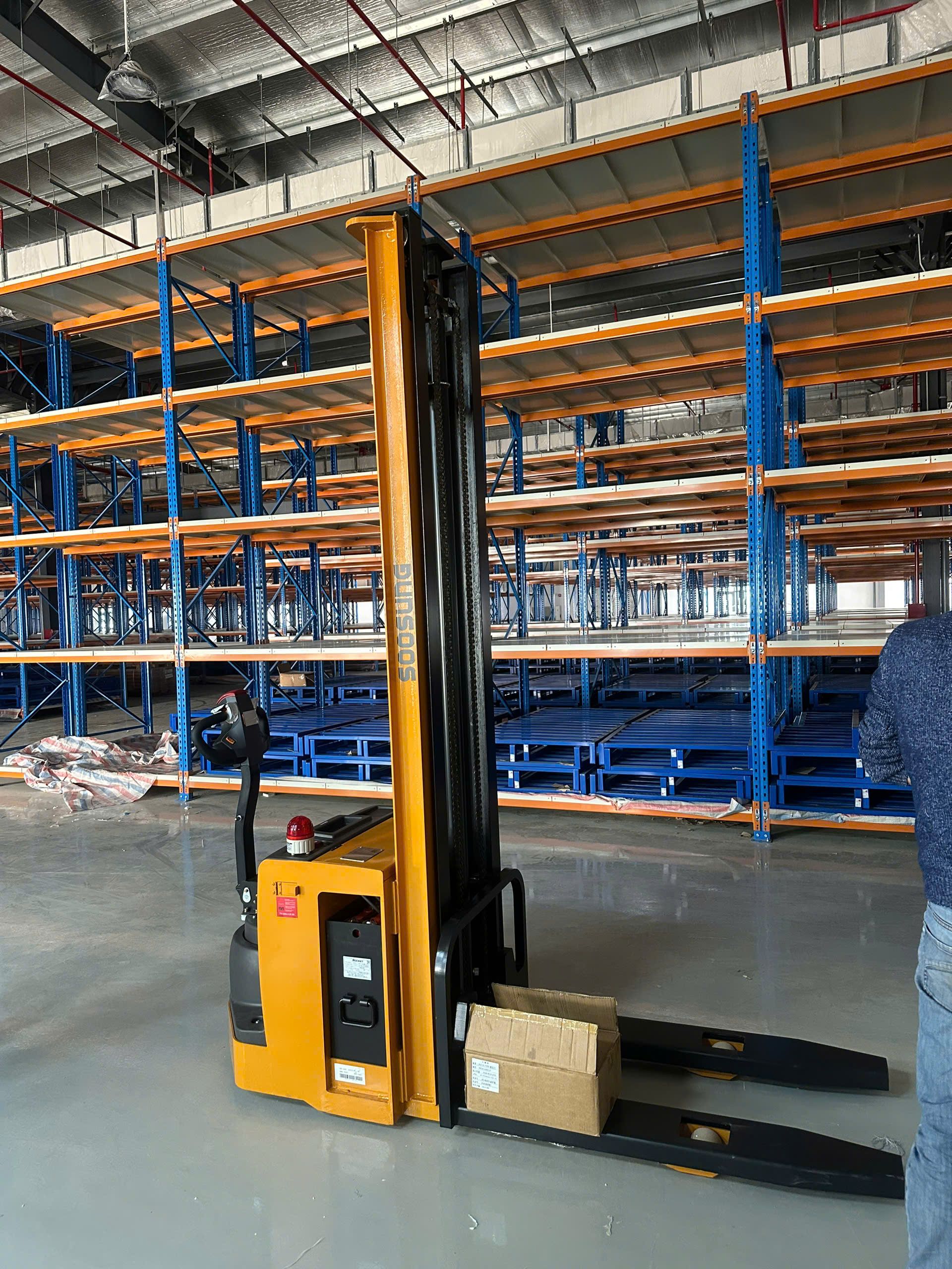 Cho thuê xe nâng tay cao Soosung tại Hà Nội